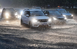 行车遇强降雨怎么办？